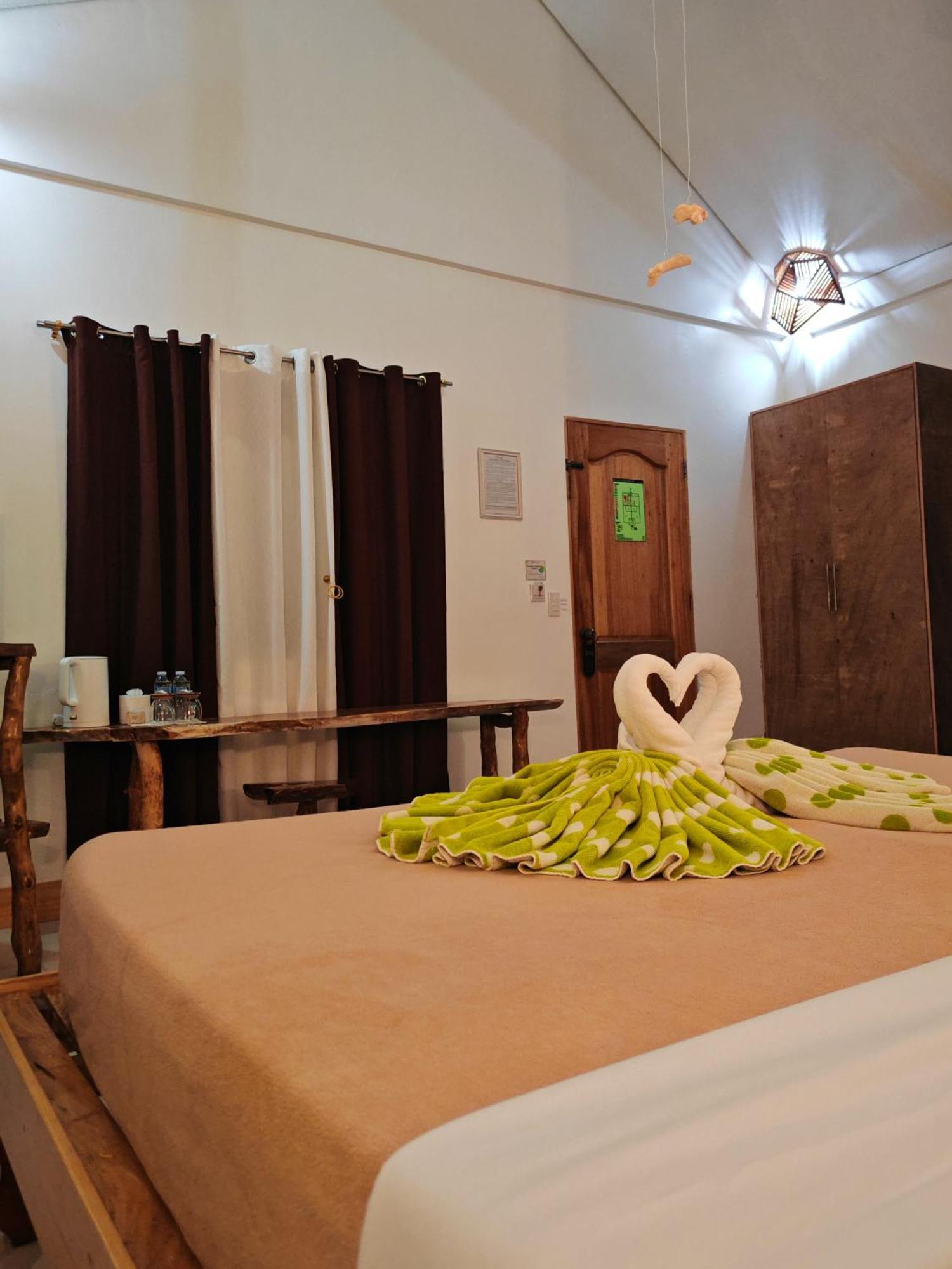 Cocoloco Beach Resort Manoc-Manoc Екстериор снимка